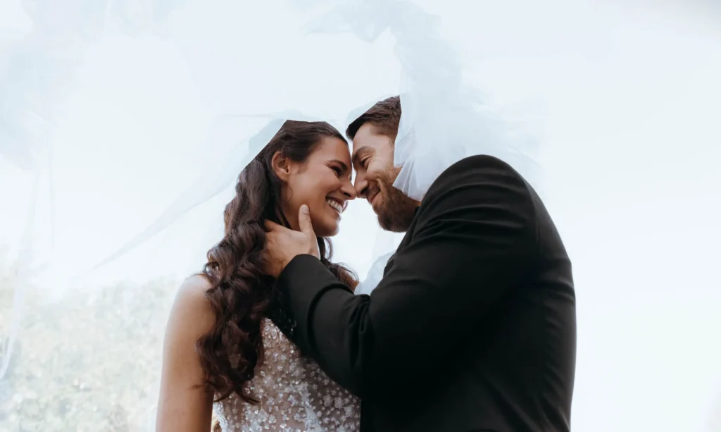 Photos d'un couple sous un voile lors d'un mariage au Château de la Baronnie près de Toulouse